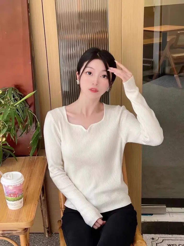 [ufp]V领针织衫女士加厚春季设计感短款内搭卡其色长袖打底衫