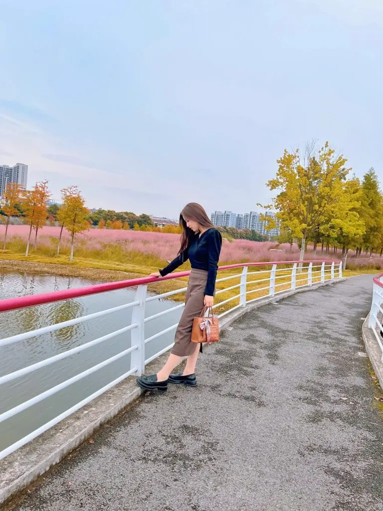 [绮雨薇]法式v领掐腰垫肩上衣女泡泡袖正肩长袖t恤修身黑色打底衫内搭秋冬