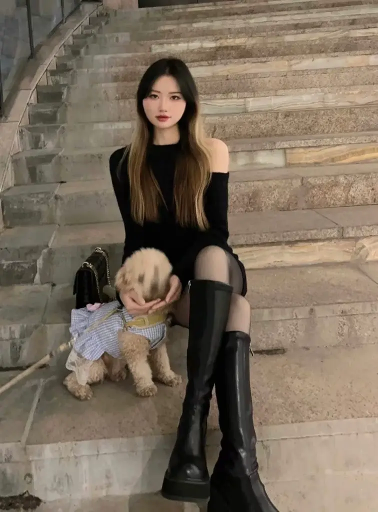 [说说时尚]黑色针织连衣裙秋装女修身显瘦性感纯欲风露肩长袖裙子