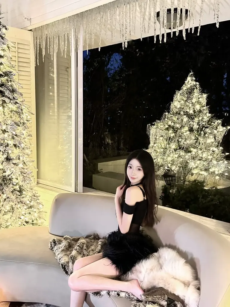 PANDASIX抹胸网纱性感透视毛毛拼接一字辣妹包臀连衣裙