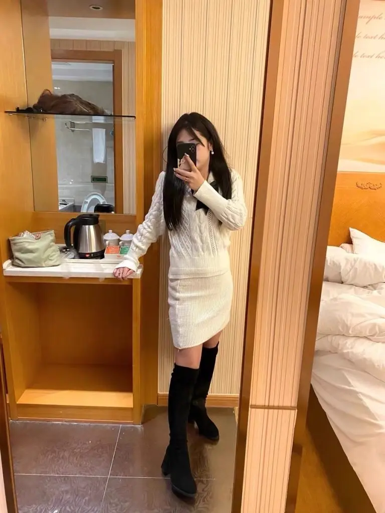 [小凶许]温柔风软糯蝴蝶结短款白色麻花毛衣女气质名媛套装裙两件