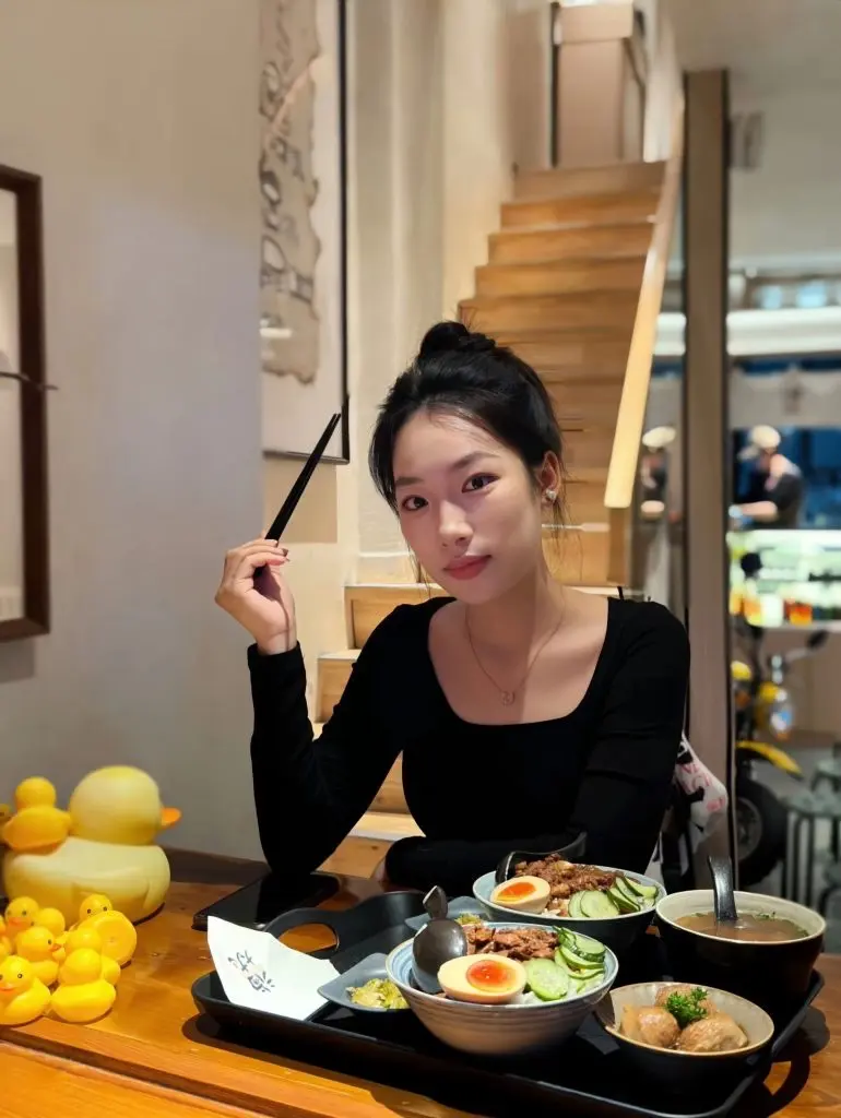 [Teilwenl/缇吻]U领长袖T恤女春秋纯欲风性感内搭上衣纯色修身磨毛打底衫