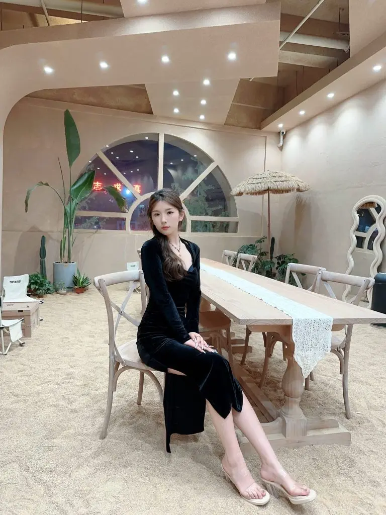 [天小猫女装]高级轻奢名媛性感气质小黑裙晚礼服黑色披肩挂脖金丝绒开叉连衣裙