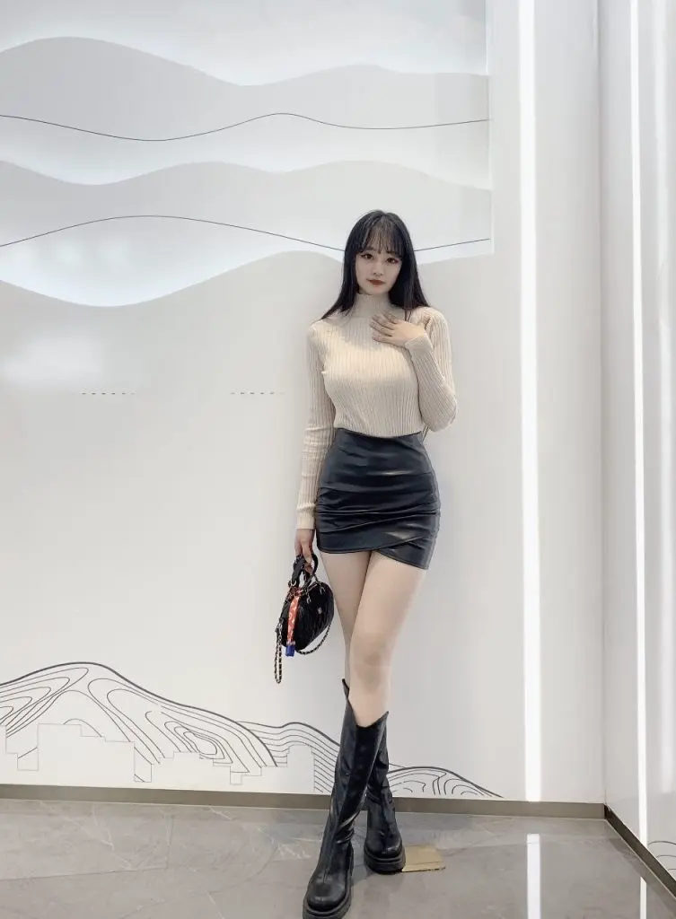 [25plus女孩]黑色短裙女秋冬职业显瘦半身裙高腰紧身包臀皮裙性感褶皱一步裙子