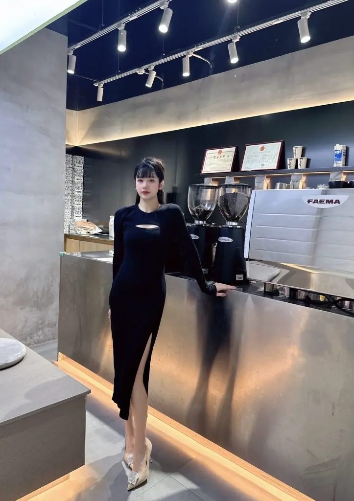 [七雨薇]春秋性感收腰高开叉连衣裙中长款紧身气质长袖针织小黑裙