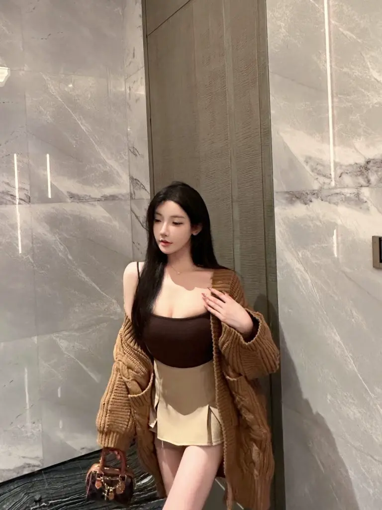 NAYA CHAN 【秋冬升级版】外扩bra显胸磨毛吊带背心女打底含胸垫