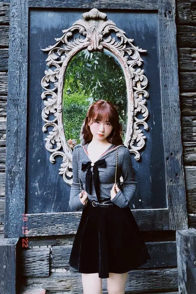 [依不婷]芙妮娅法式V领蝴蝶结开叉上衣高腰百褶裙春季减龄两件套