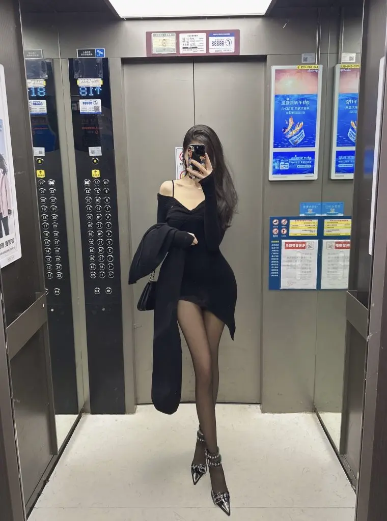 [KISSIS STUDIO]大心不规则收腰连衣裙女秋季黑色性感V领露肩显瘦包臀短裙