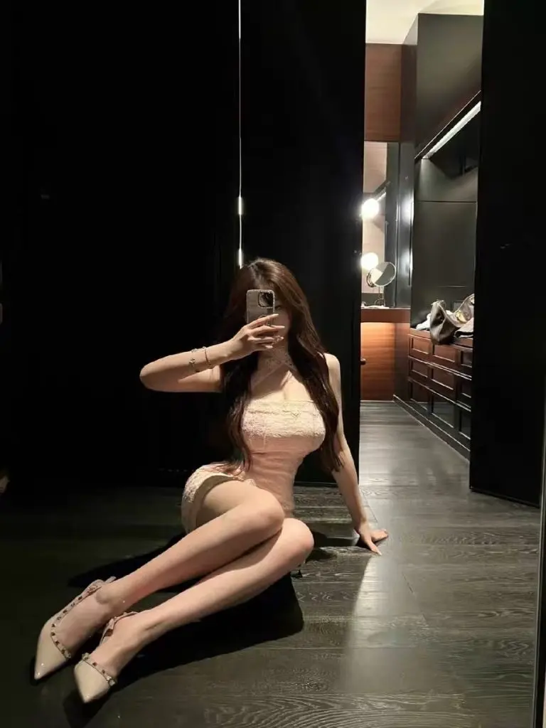 [魔法羊]春夏尖头侧空铆钉鞋高跟鞋女细跟柳丁裸色气质凉鞋单鞋女