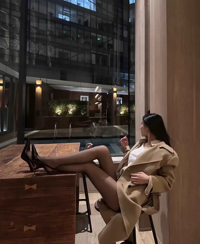 [十里桃花女鞋店]金色跟尖头高跟鞋女黑色漆皮性感外穿后空时装细跟凉鞋