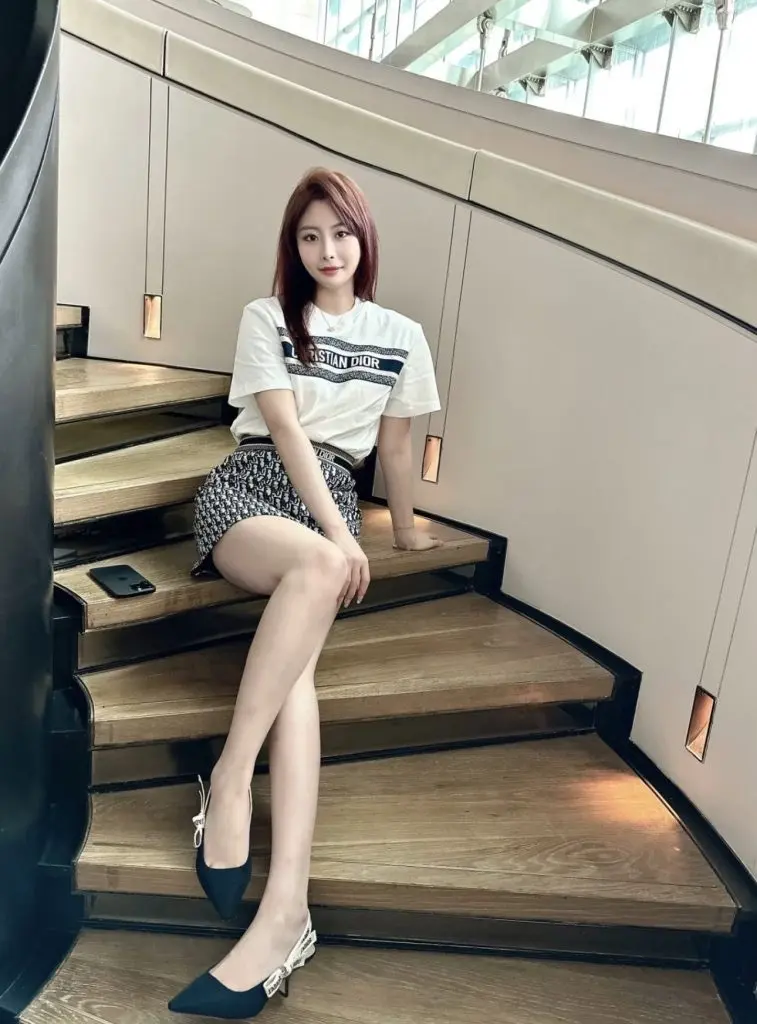 老何蝴蝶结小猫跟凉鞋：尖头后空字母带，一双穿出甜美性感