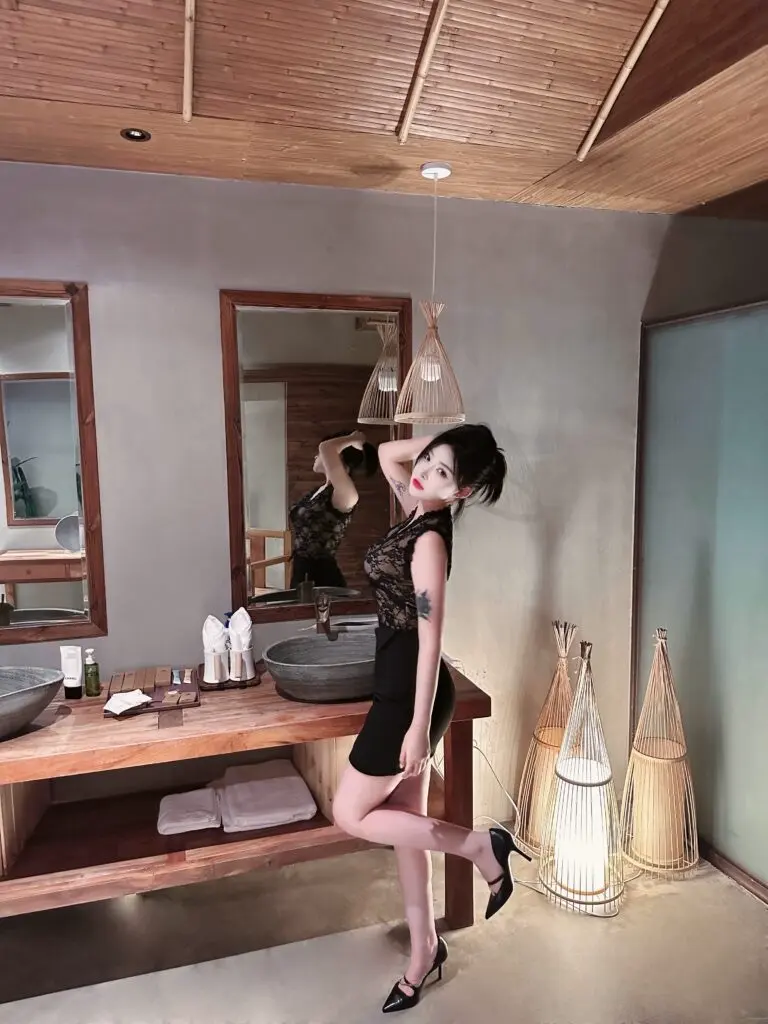 [Jessica思瑞]蕾丝交叉V领显胸背心 韩版纯色气质女人味修身时尚无袖上衣t