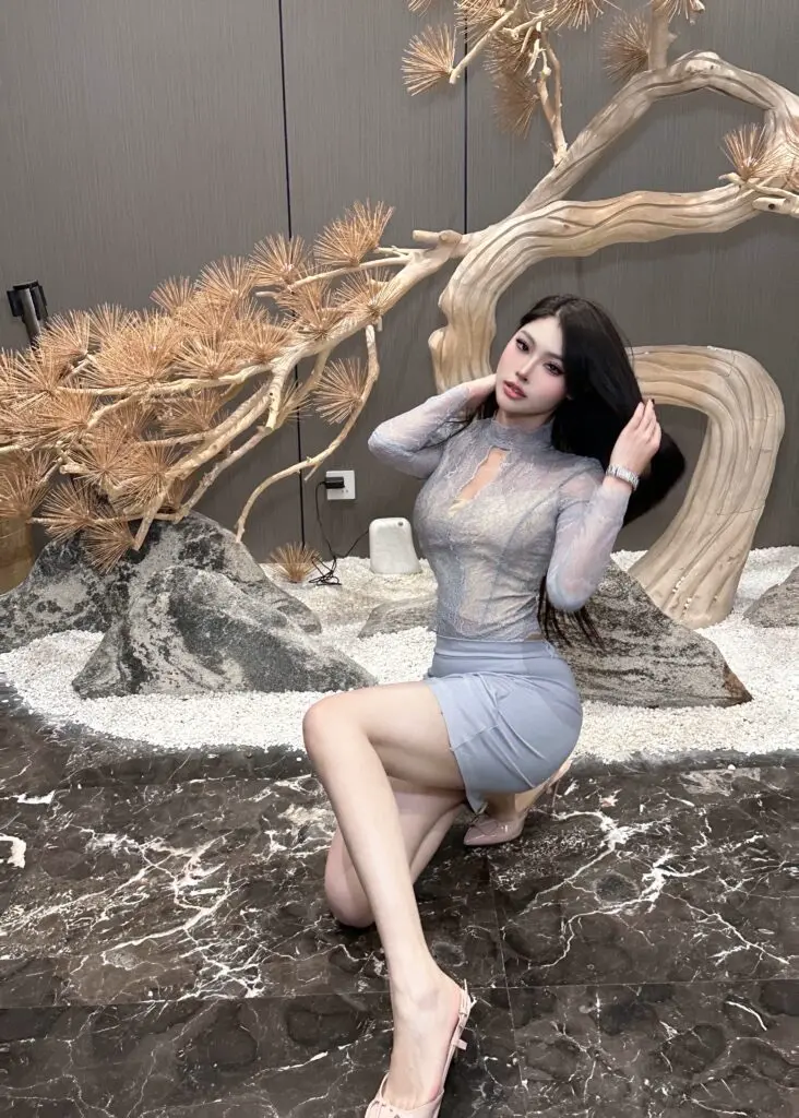 [STRIVE/尤美子]微胖mm性感V领蕾丝挂脖上衣女秋冬纯欲包臀裙套装