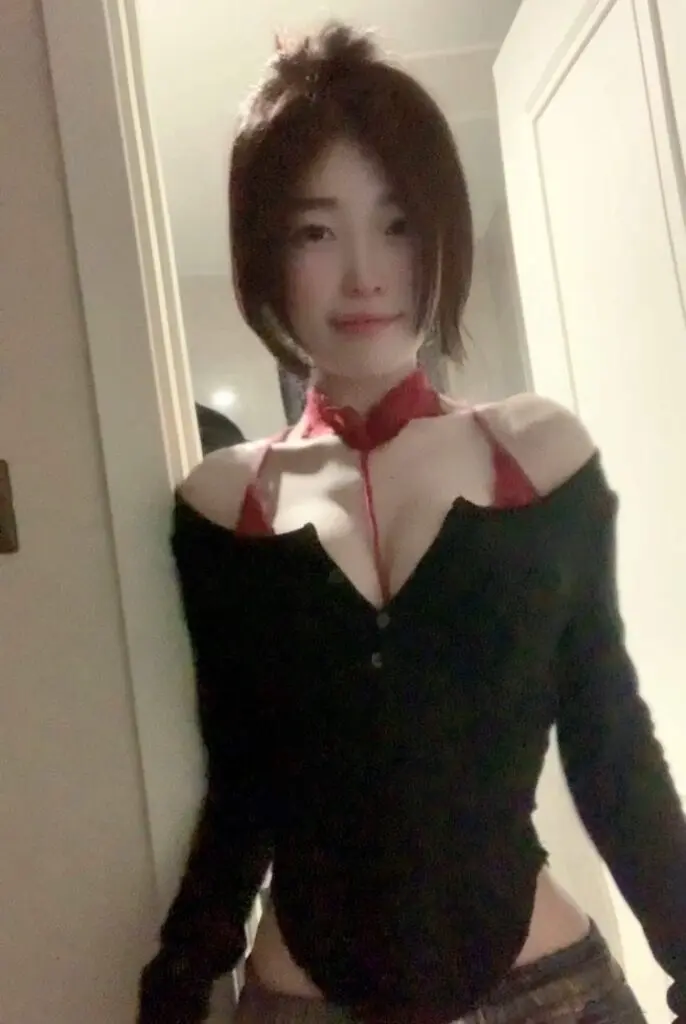 [黑色草莓 STRAWBERRY]黑色性感一字肩长袖T恤女春季收腰紧身不规则蕾丝内搭纯欲风上衣