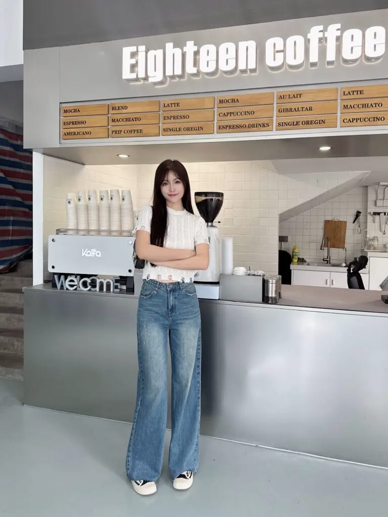 [早安樊樊]松弛感经典水洗工艺口袋小刺绣直筒显瘦阔腿牛仔裤女春