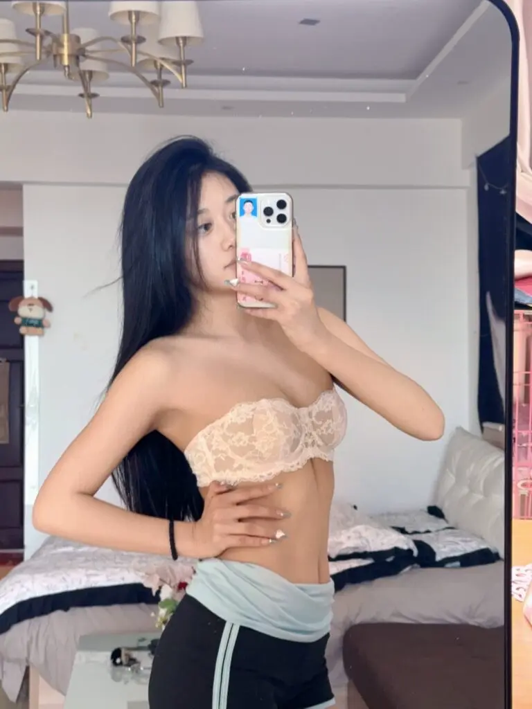 [好奇蜜斯]防滑抹胸无肩带内衣大胸显小女薄款文胸罩套装纯欲蕾丝白