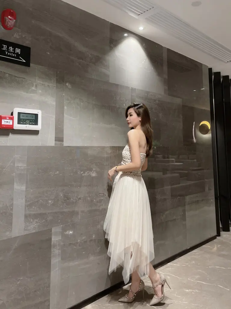 [VAELOSTNNO/华伦威龙斯丹]真皮铆钉高跟鞋女细跟气质裸色尖头柳丁一字带包头凉鞋