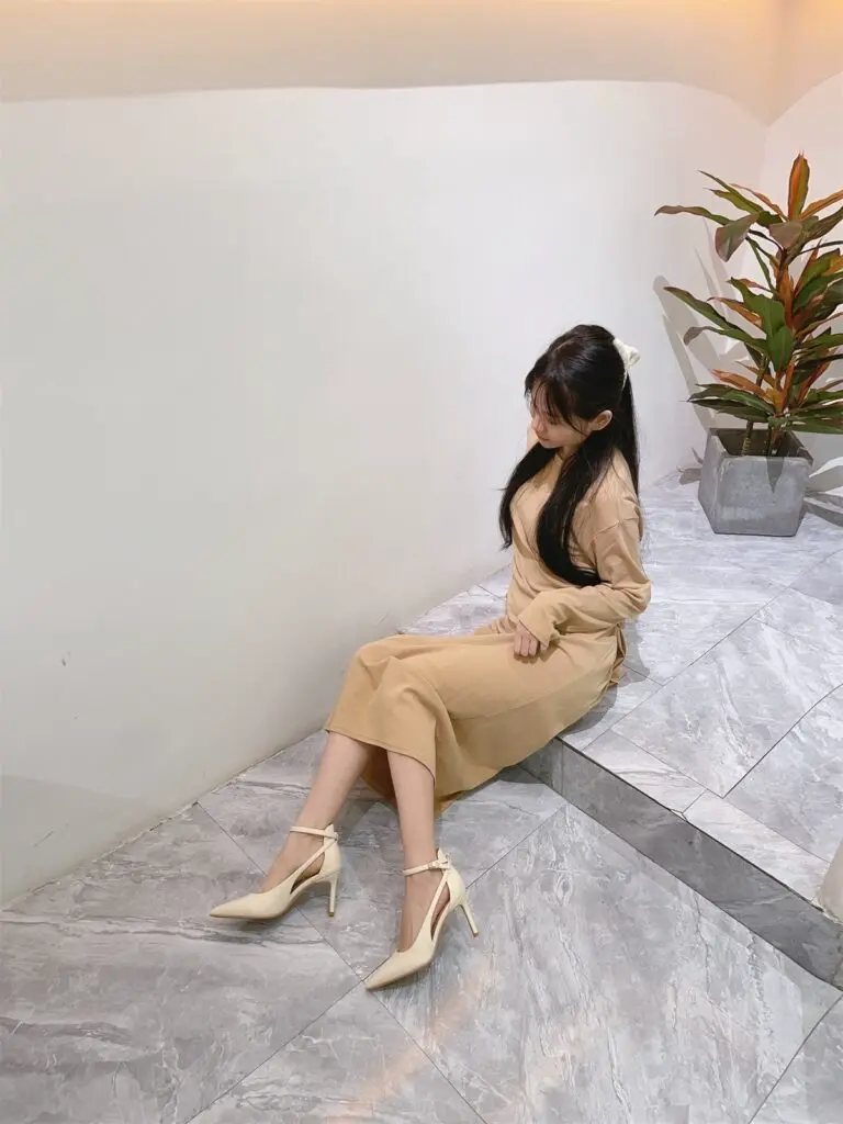 [yixinwanyu]气质高跟鞋女细跟百搭软皮尖头米白色一字扣带不累脚单鞋