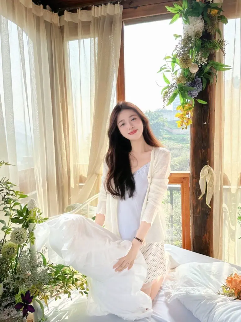 [范智乔]波浪边缎面百搭刺绣吊带背心女别致显瘦纯欲无袖打底上衣