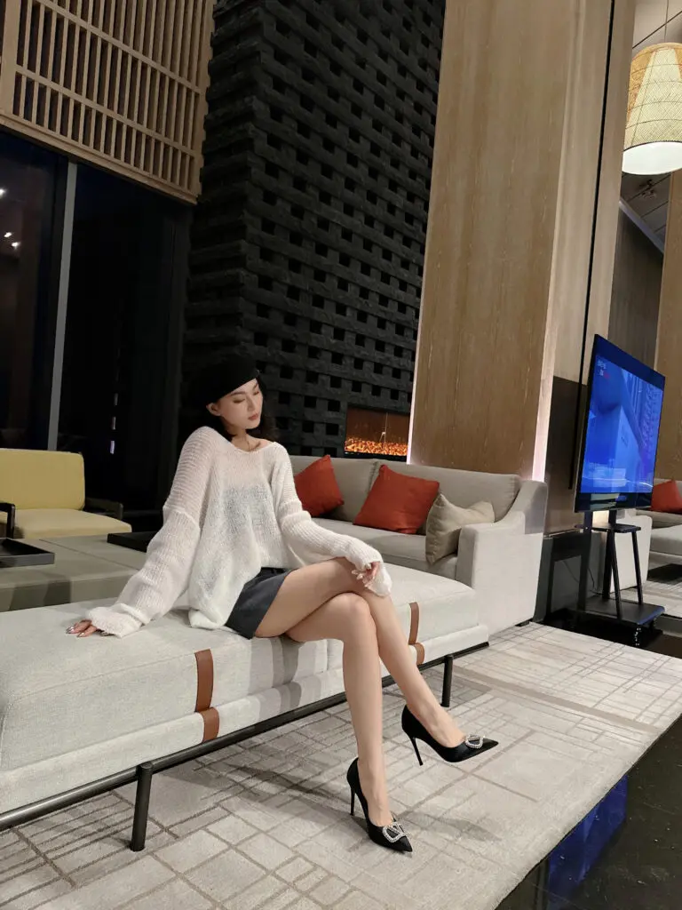 法式水钻v扣缎面黑色高跟鞋女设计感女士气质尖头单鞋通勤