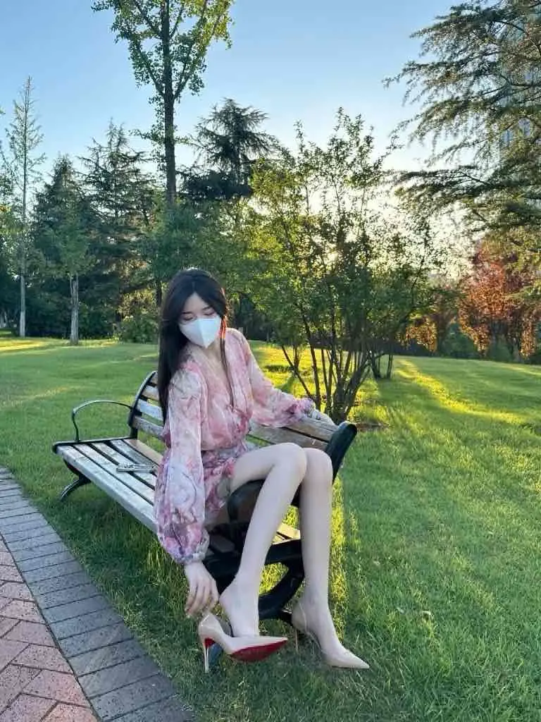 春秋尖头侧空红底裸色高跟鞋女绝美细跟气质黑色漆皮单鞋