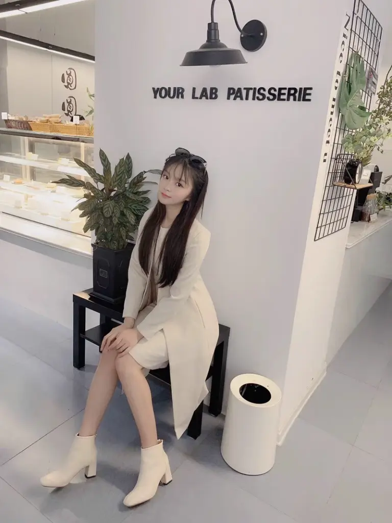 达芙妮真皮马丁靴女高跟妈妈鞋子女方头法式短靴瘦瘦靴女