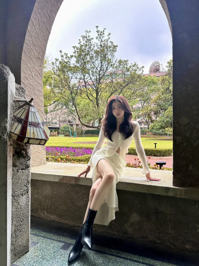 迪丽米迪 高跟鞋女秋冬显瘦尖头瘦瘦靴白色高跟短靴女