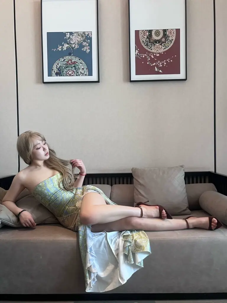 [莎莉莉]尖头细跟高跟鞋棕色露趾简约一字带显白绒面凉鞋女性感气质