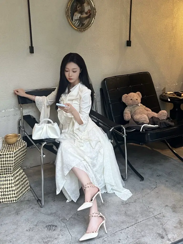 高跟鞋包尖头铆钉细跟一字带百搭凉鞋成年礼裸色绝美