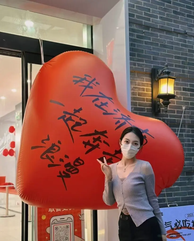 [Coconut 轻奢潮牌店]美国代购Jacquemus不对称针织衫女赵露思同款网纱拼接螺纹V领上衣