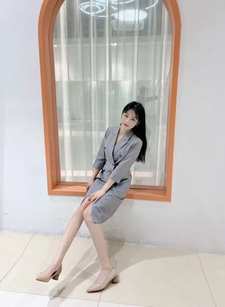 [百色百姿]法式尖头中跟单鞋女配旗袍春夏女款裸色真皮珍珠粗跟白色高跟鞋