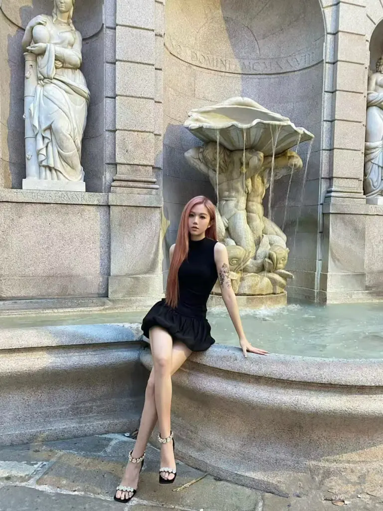 [不褪色的小黑裙]辣妹修身无袖背心黑色A字连衣裙女夏季短款设计感露背花苞蓬蓬裙