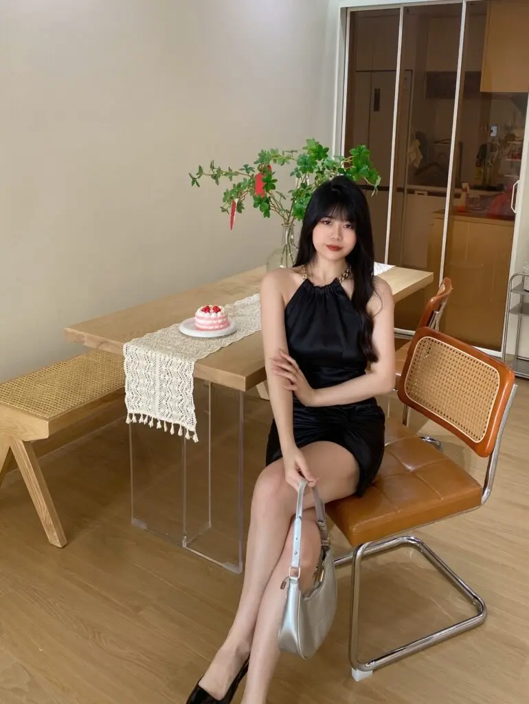 [茬客]轻熟气质御姐连衣裙夏季挂脖链条扭结包臀性感小黑裙