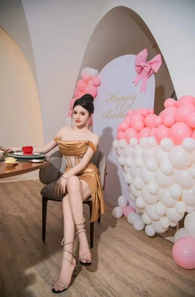 [超凡天空]细闪缎面连衣裙女夏季气质名媛一字肩鱼骨收腰礼服短裙