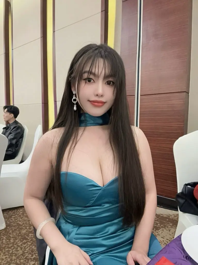 [不够辣高端女装]生日裙子高级感晚礼服高端轻奢小众敬酒服名媛缎面抹胸挂脖连衣裙