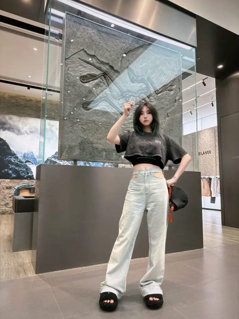 「alexanderwang」亚历山大王官方女士酸洗徽标短款圆领短袖t恤上衣