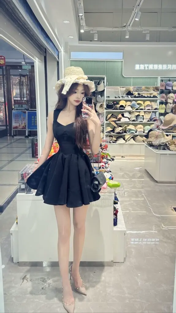 芭蕾风吊带连衣裙女夏季气质千金感无袖收腰蓬蓬裙小黑裙礼服短裙