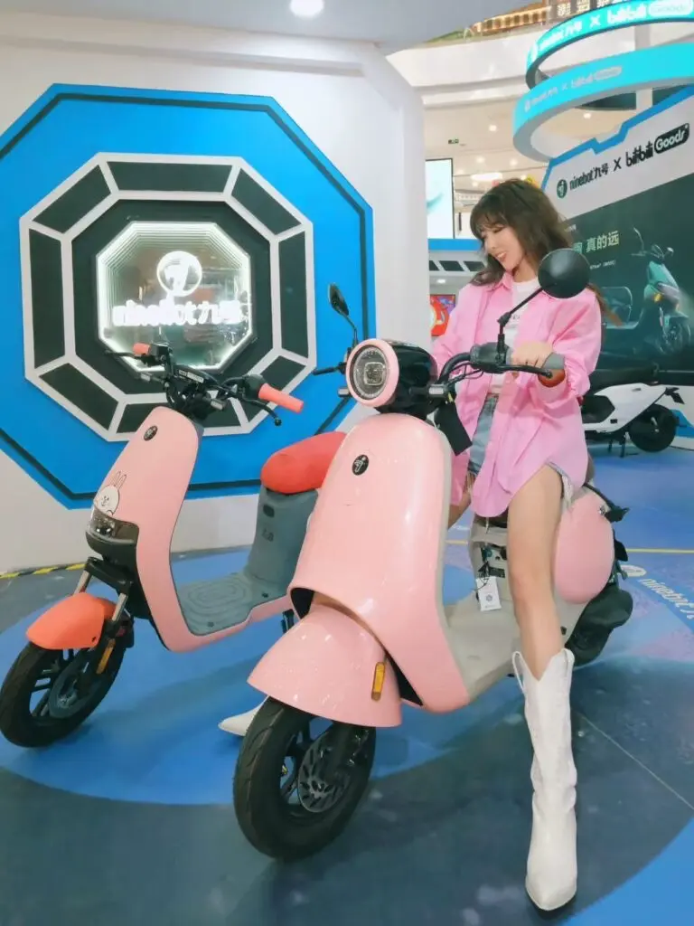 肯豆同款尖头刺绣长靴春夏粗跟V口白色长筒西部靴牛仔靴