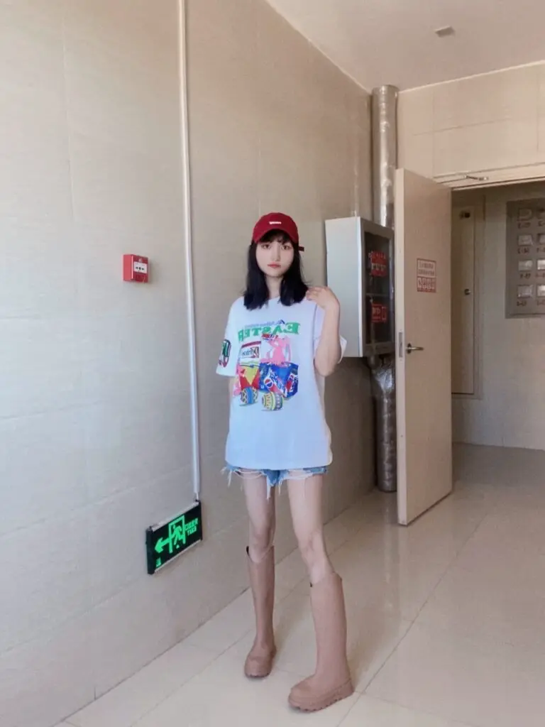 小逗鞋日系高筒雨鞋：PVC防滑的时尚外穿美学