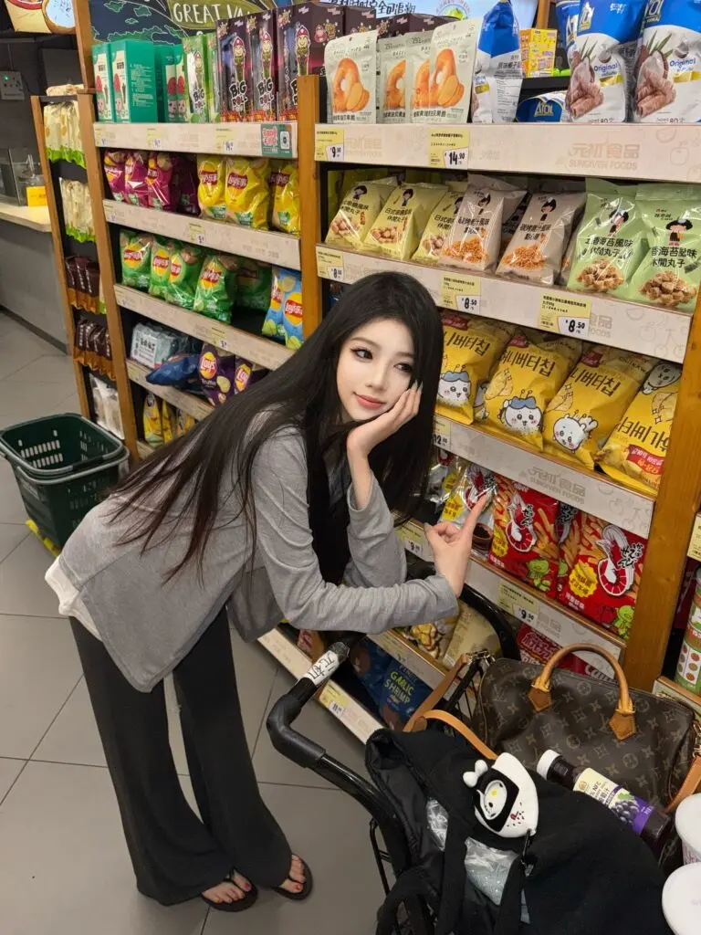 YOLO SHOP【超模比例】灰色纯欲百搭低腰裤：解锁夏日超模腿的微喇密码